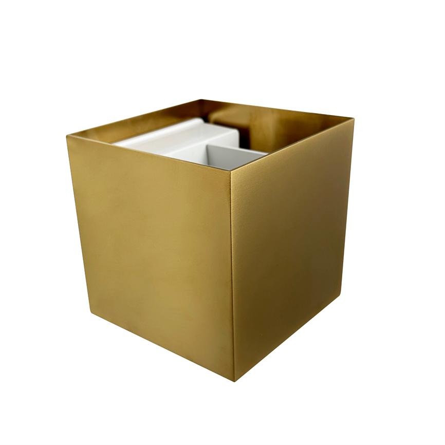 En guldfarvet kubisk beholder står åben og rummer hvide indsatser/skillevægge, placeret på en ensartet hvid baggrund.