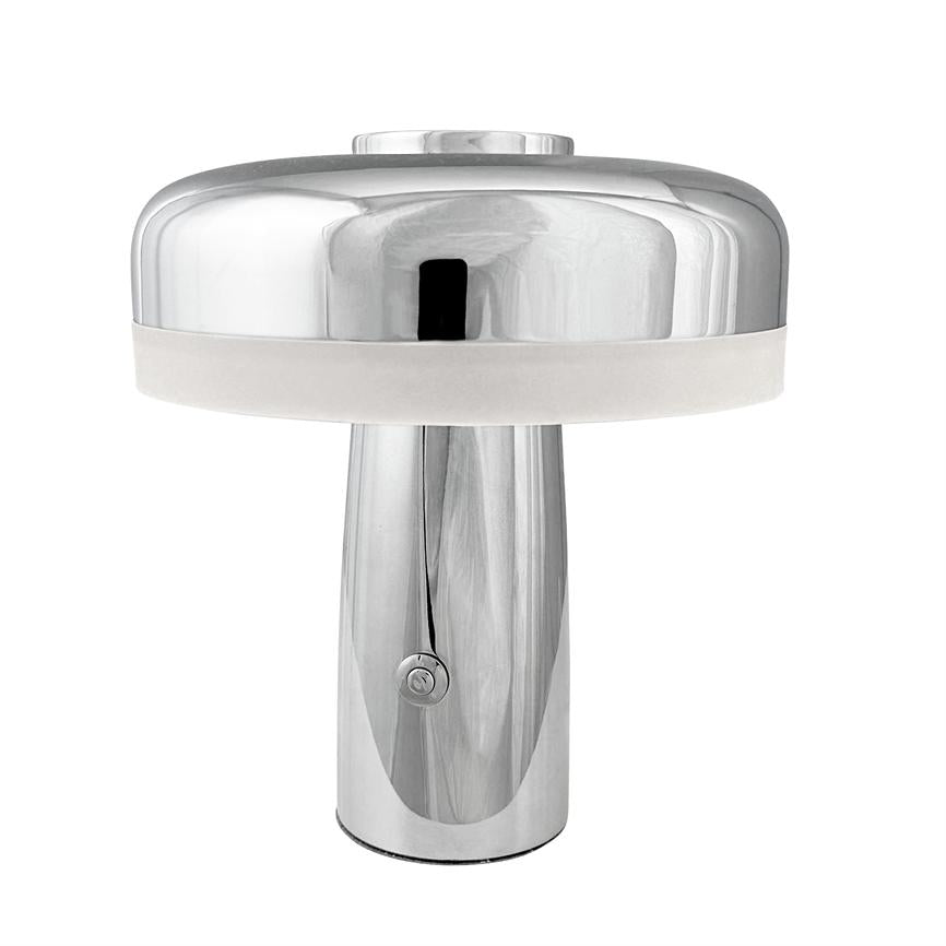 Bordlampe i poleret krom, svampeformet skærm med hvid diffuserring; den står på en glat cylindrisk fod med tændknap foran, placeret mod en neutral hvid baggrund.
