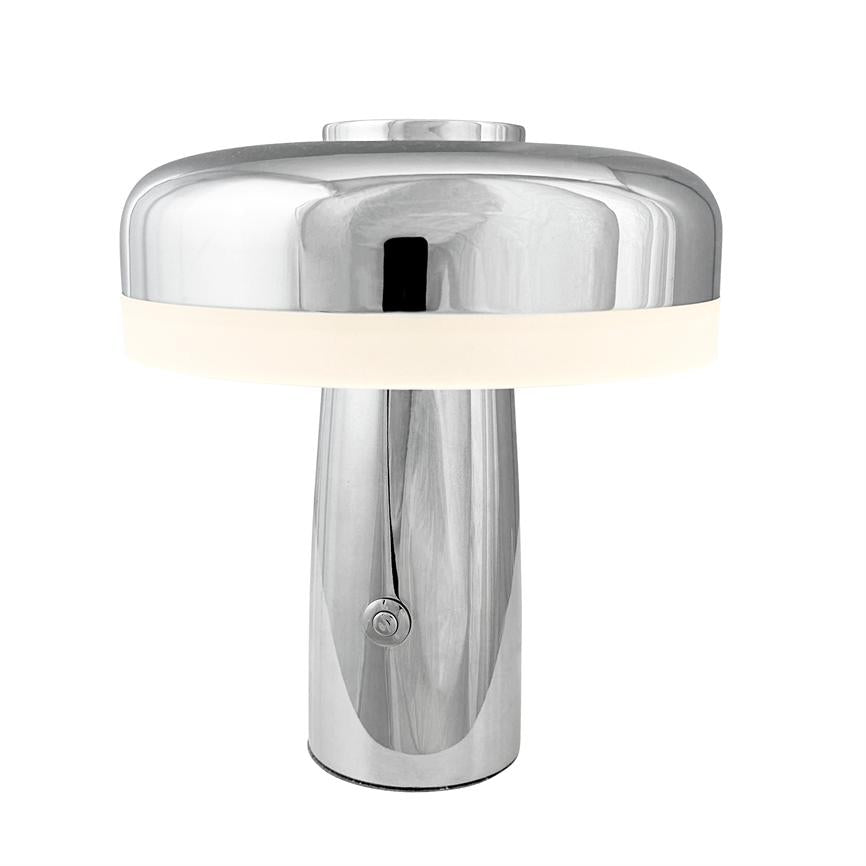 Bordlampe i skinnende krom, med rund top og lysende hvid ring, afgiver blødt lys; står på cylindrisk fod mod ensartet hvid baggrund.