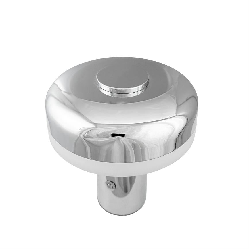 Rund, blank, krommet metalgenstand står på et kort cylindrisk skaft og reflekterer omgivelserne i sin polerede overflade mod en ensartet hvid baggrund.