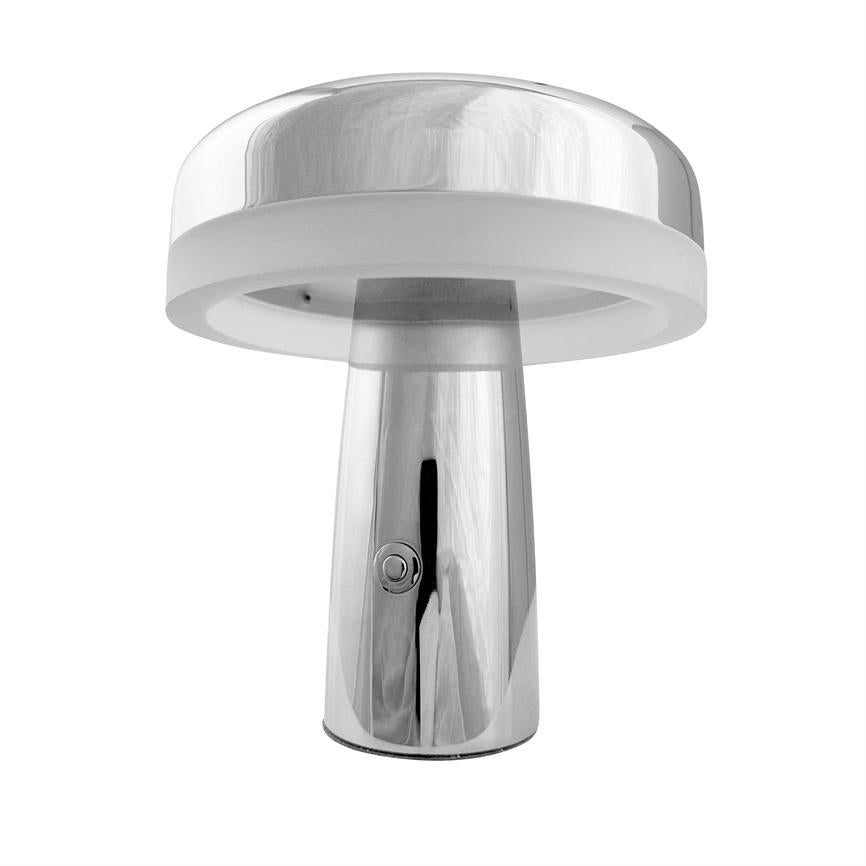 Svampeformet bordlampe i blank krom står slukket; hvid ringformet diffusor under skærmen og cylindrisk metalfod med lille trykknap, placeret mod ensartet hvid baggrund.