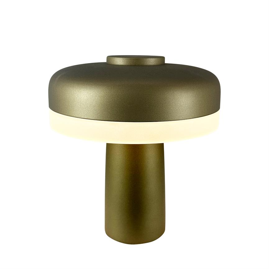 Bordlampe afgiver blødt, varmt lys; en cylindrisk fod bærer et bredt, rundt lampehoved med en lysende ring. Minimalistisk mat olivengrøn finish på neutral hvid baggrund.