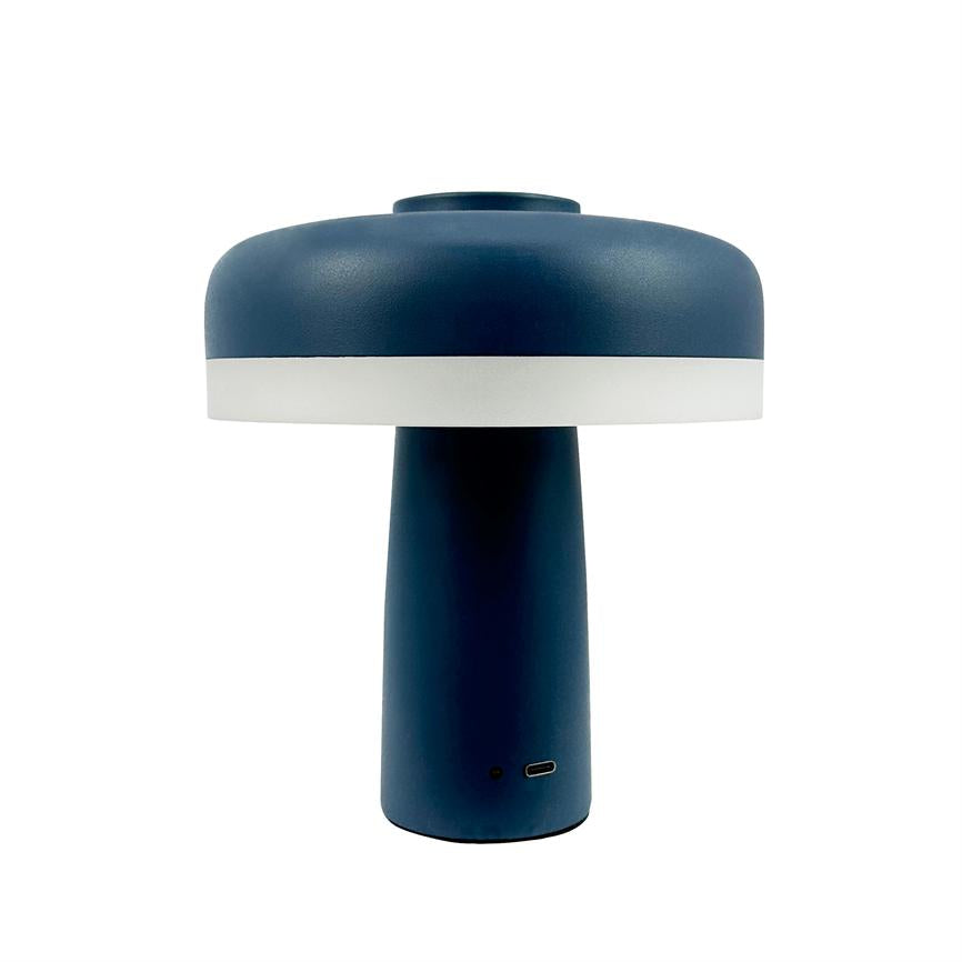 Svampeformet bordlampe står på hvid baggrund; mørkeblå top og fod med hvid lysring, USB-C-opladningsport synlig nederst.
