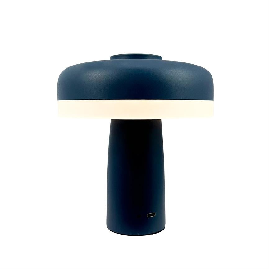Bordlampe i mørkeblå svampeform afgiver blødt hvidt lys; enkel i design med lysring midt på stammen og synlig USB‑C-port, placeret mod ensartet hvid baggrund.