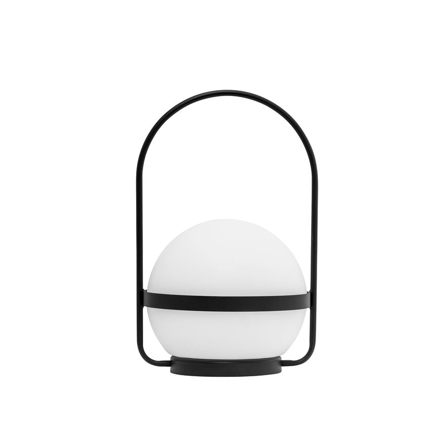 Lampe: hvid opalkugle hvilende i en cirkulær sort metalramme med bærende håndtag, placeret centralt mod en ensartet hvid baggrund.