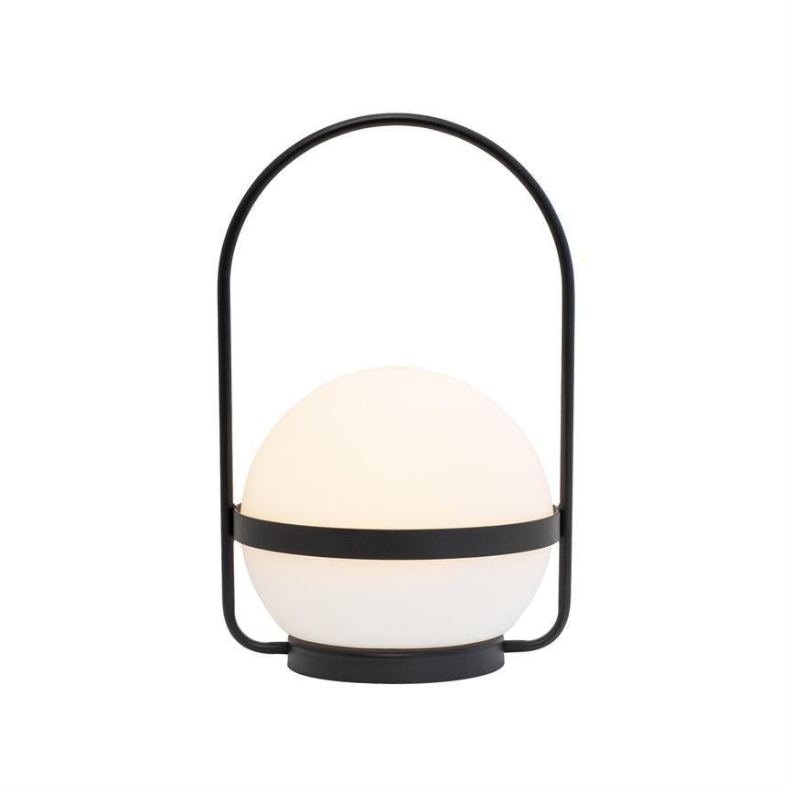 En kugleformet bærbar lampe, der udstråler blødt, varmt lys, indrammet af en sort metalbøjle og placeret på en neutral hvid baggrund.
