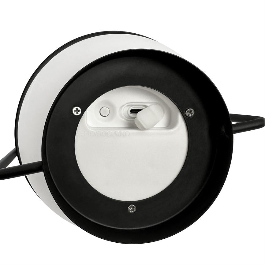 Cylindrisk enhed viser en USB‑C‑port med gummidæksel og en lille trykknap på bunden, omgivet af sorte ringe og synlige skruer, set nedefra mod hvid baggrund. Tekst: "ON/MID/OFF".