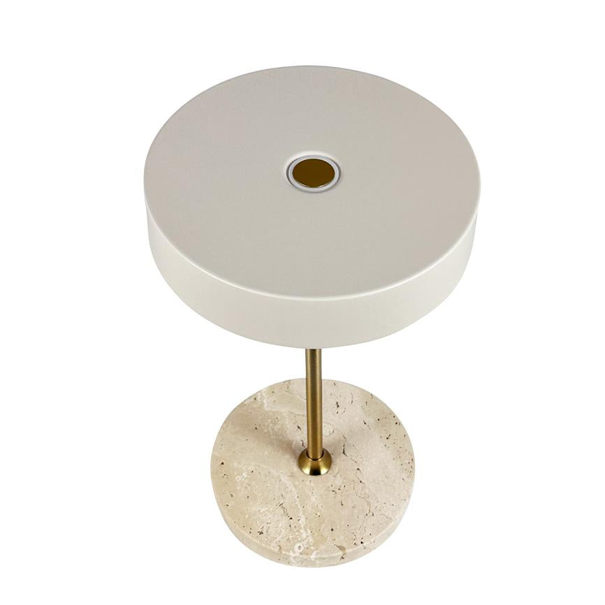 Bordlampe med stor, cirkulær, mat hvid skærm; hviler på en slank messingstang monteret i en rund, beige marmorfod; isoleret mod en ren, hvid baggrund.
