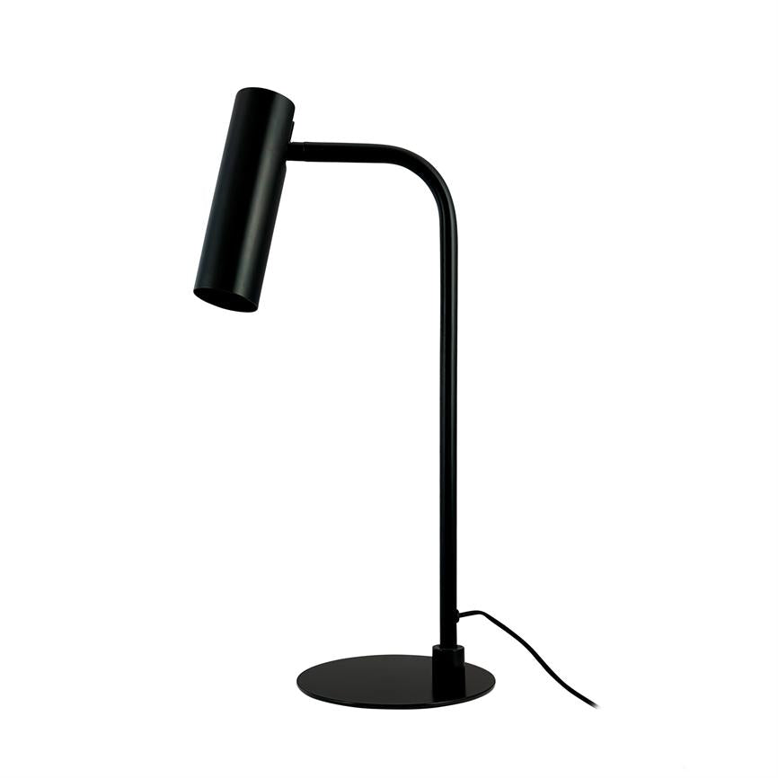 En sort bordlampe med slank, svungen stang og cylindrisk lampehoved, der peger nedad, står på en rund fod mod en ensartet hvid baggrund; strømkabel ses.