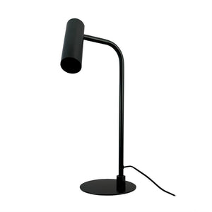 Sort skrivebordslampe med cylindrisk skærm, peger nedad på en tynd buet stang; står på rund fod, kabel ligger ved siden af; isoleret på hvid baggrund.