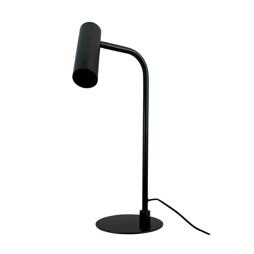 Sort skrivebordslampe med cylindrisk skærm, peger nedad på en tynd buet stang; står på rund fod, kabel ligger ved siden af; isoleret på hvid baggrund.