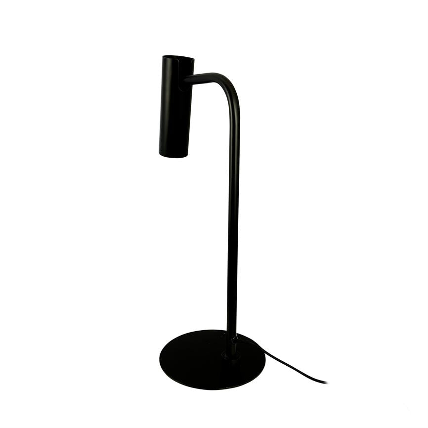 En sort bordlampe med buet arm og cylinderformet lampehoved; den står på en flad rund fod med synlig ledning mod en ren, hvid baggrund.