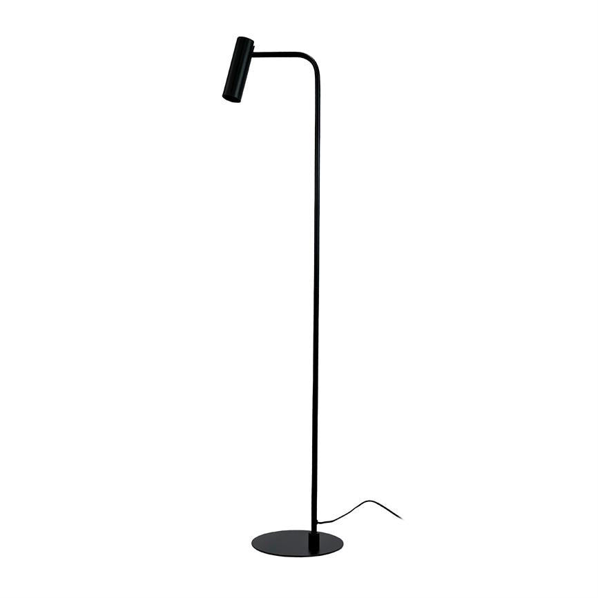Gulvlampe med slank sort stang og cylinderformet lampehoved vender nedad; står på rund fod med ledning synlig på hvid baggrund.