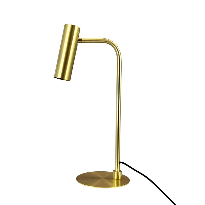 Messingbordlampe med cylinderformet skærm vinklet nedad; slank buet stang på rund fod, sort ledning ligger ud til siden mod ren hvid baggrund.