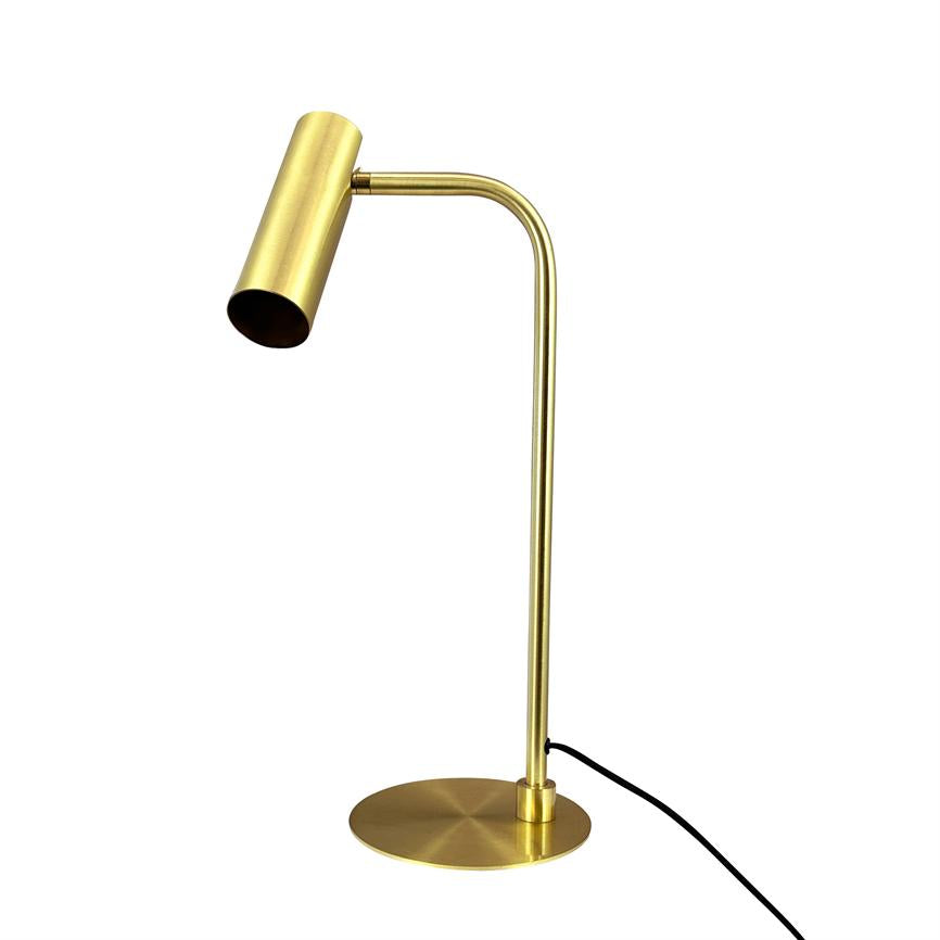 Guldfarvet metal bordlampe med cylinderformet skærm, skærmen peger skråt nedad; slank buet stang står på en rund fod, sort ledning ved basen, på neutral hvid baggrund.