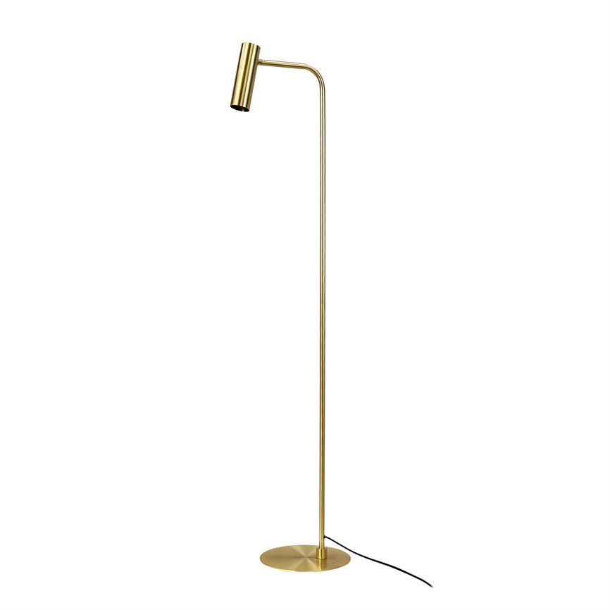 Guldfarvet gulvlampe står med slank lodret stang, buet arm og cylindrisk lampehoved; rundt fladt fodstykke og sort ledning synlig mod hvid baggrund.