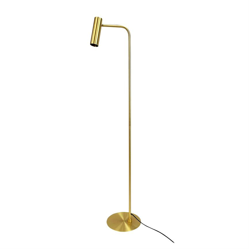 Gulvlampe i børstet guld står; slankt stativ buer øverst og holder en lille cylinderformet lampe, placeret på rund fod på hvid baggrund med synlig sort ledning.