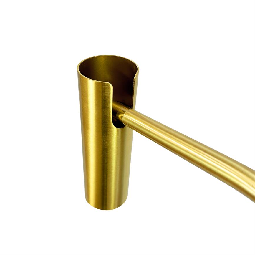 En messingfarvet cylindrisk holder (objekt) med U-formet udskæring, hvor en slank, buet messingstang er ført ind og fastgjort (aktion); neutral hvid baggrund (kontekst).