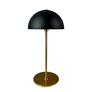 Bordlampe med sort halvkugleskærm, tynd messingfarvet stang og rund messingfod; står centreret mod en ensartet hvid baggrund.