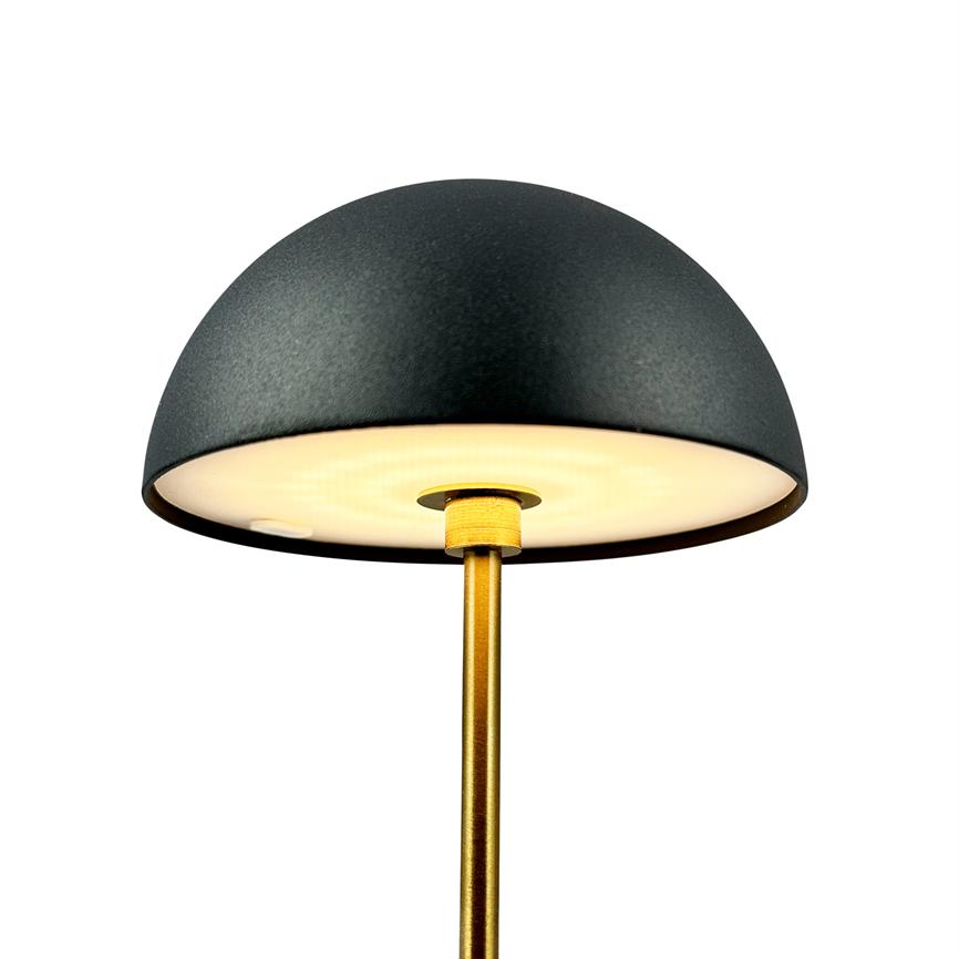Sort halvkuglelampe udsender blødt, varmt lys nedad; monteret på en tynd, guldfarvet stang mod en ren, hvid baggrund.
