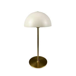 Bordlampe står på en rund messingfod; et slankt messingstativ bærer en halvkuppelformet, hvid skærm, fotograferet mod ensartet hvid baggrund.