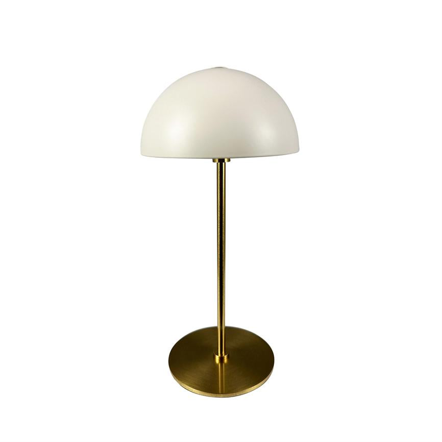 Bordlampe står på en rund messingfod; et slankt messingstativ bærer en halvkuppelformet, hvid skærm, fotograferet mod ensartet hvid baggrund.