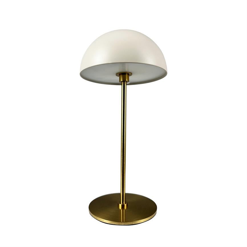 Bordlampe med halvkugleformet hvid skærm, slank guldfarvet stang og rund guldfarvet fod; står centreret på ensartet hvid baggrund.