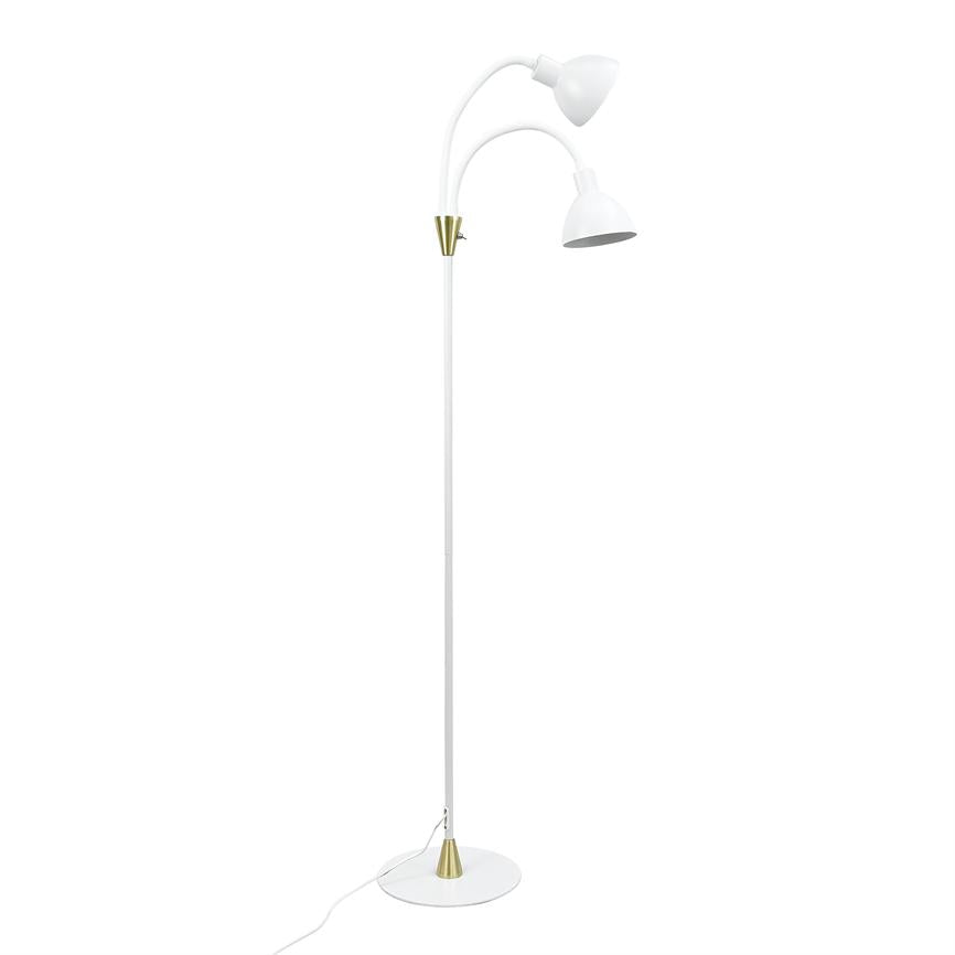 Gulvlampe med to bøjede arme; lamperne er rettet nedad. Hvid metalkonstruktion med messingdetaljer, rund fod og synlig ledning, stående mod en hvid baggrund.