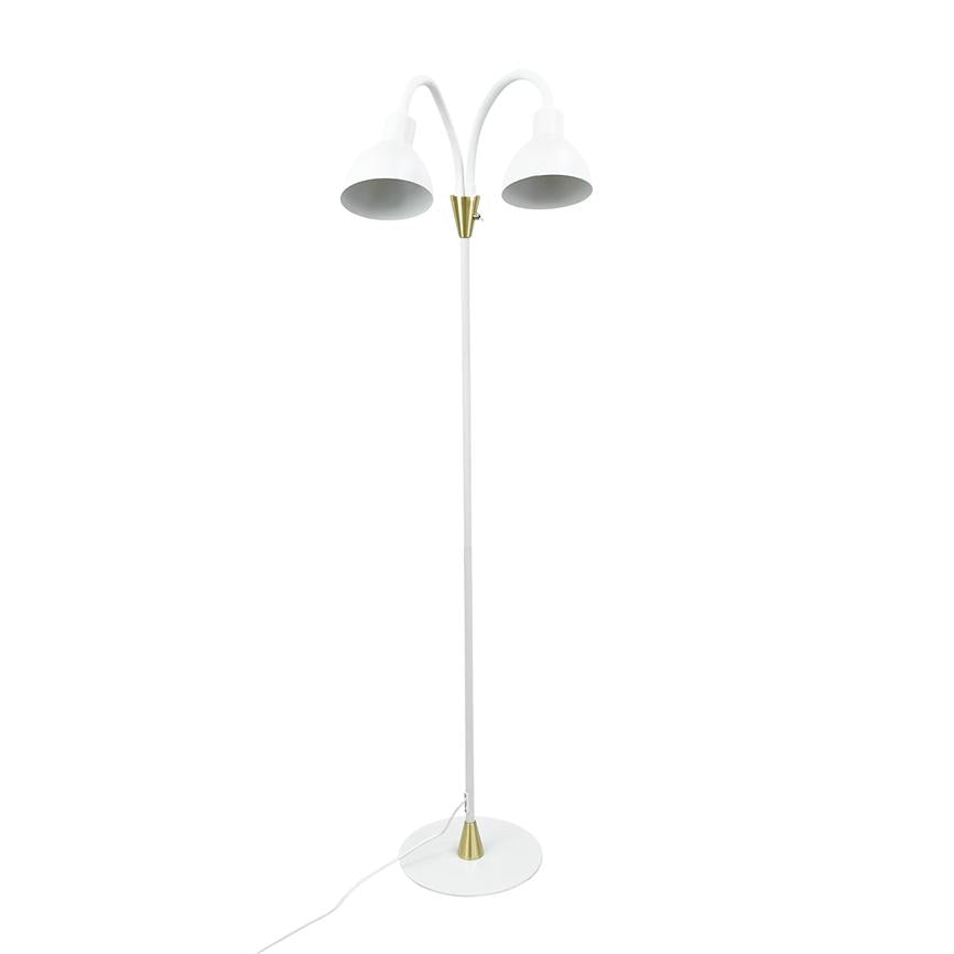 Gulvlampe med to buede arme og hvide metalkupler står på rund fod; slank stang med gulddetaljer, hvid ledning ligger mod en ensartet hvid baggrund.