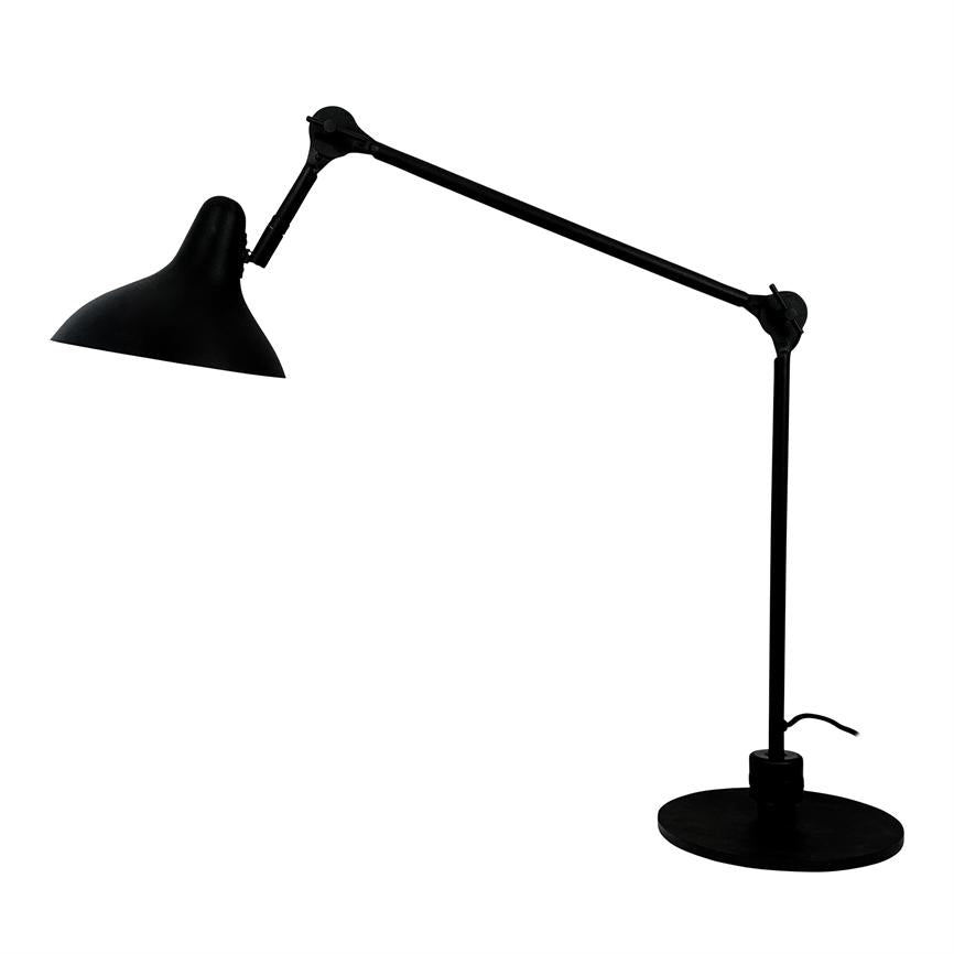 Objekt: Sort, justerbar skrivebordslampe. Handling: Lang arm bøjet, lampeskærm peger skråt ned mod venstre. Kontekst: Tom hvid baggrund med rund fod.