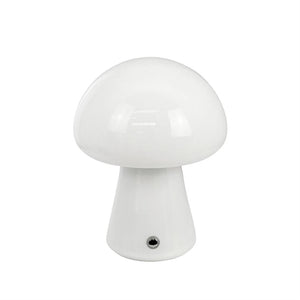 Hvid svampeformet bordlampe står centreret på hvid baggrund, er slukket; blank overflade og lille rund stikport i fodens forside.