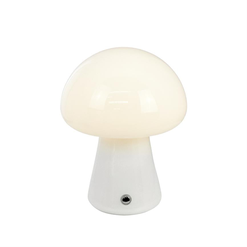 Bordlampe formet som en svamp, udsender blødt varmt hvidt lys, med rund opal skærm og kegleformet fod med lille metalkontakt foran, placeret mod ensartet hvid baggrund.