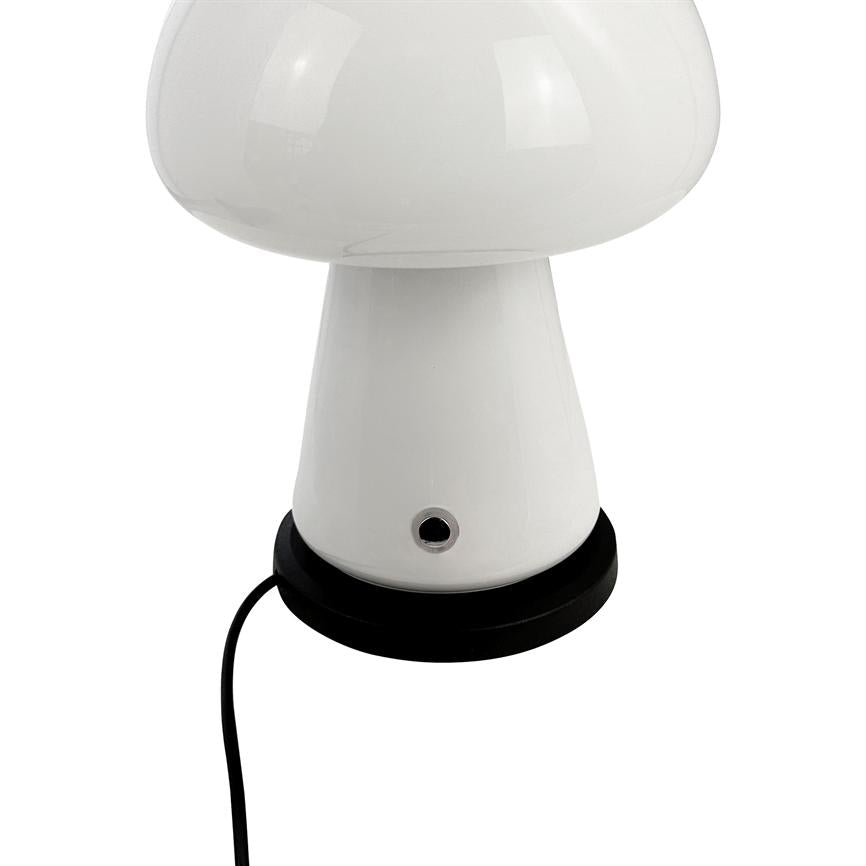 En hvid, svampeformet bordlampe står med en lille cirkulær metalåbning ved bunden og en sort ledning ud fra en sort bund, mod en neutral hvid baggrund.