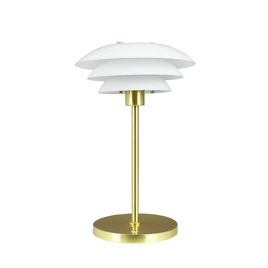 Bordlampe med tre flade, runde hvide skærme står og kaster blødt, afskærmet lys; slank messingstang og rund messingfod på neutral hvid baggrund.