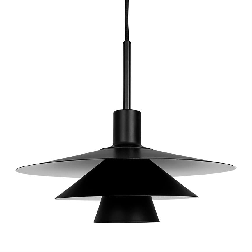 En mat sort metal hængelampe, hænger fra en ledning, med tre koniske lagdelte skærme; minimalistisk, isoleret mod en ren hvid baggrund.