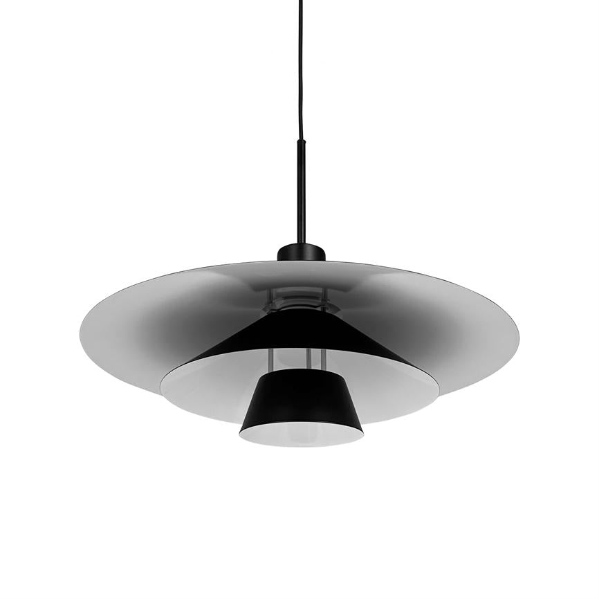 En moderne pendel lampe hænger fra en sort ledning; brede runde skærme og en mindre central kuppel i sort og mat hvid mod en ren hvid baggrund.