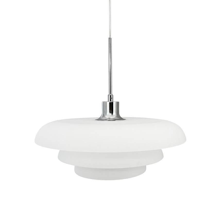En hvid, rund pendel-lampe hænger i en kromstang; skærmen består af tre trinvise flade skiver, der blødt diffunderer lys mod en neutral hvid baggrund.