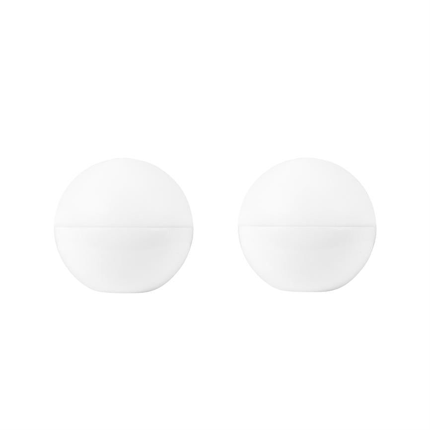 To hvide, runde beholdere står side om side på en ensartet hvid baggrund; hver har en diskret vandret sammensyning og et minimalistisk, symmetrisk udtryk.