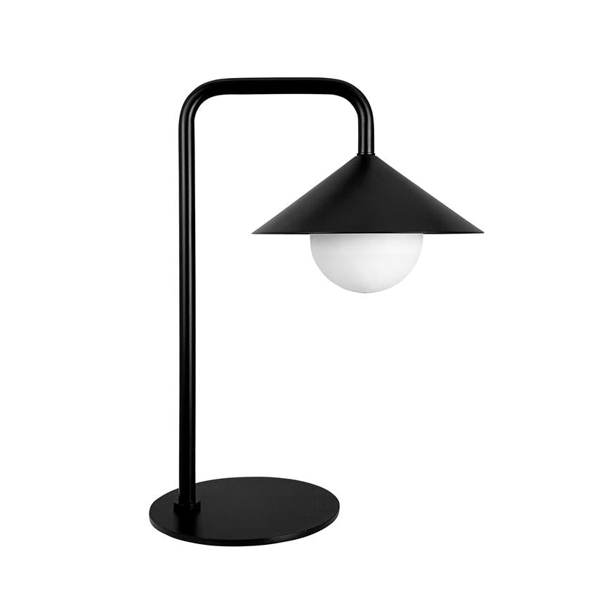 Sort bordlampe med buet stang, fladt rundt fodstykke og konisk skærm, hvor en hvid glaskugle hænger under skærmen; neutral hvid baggrund.