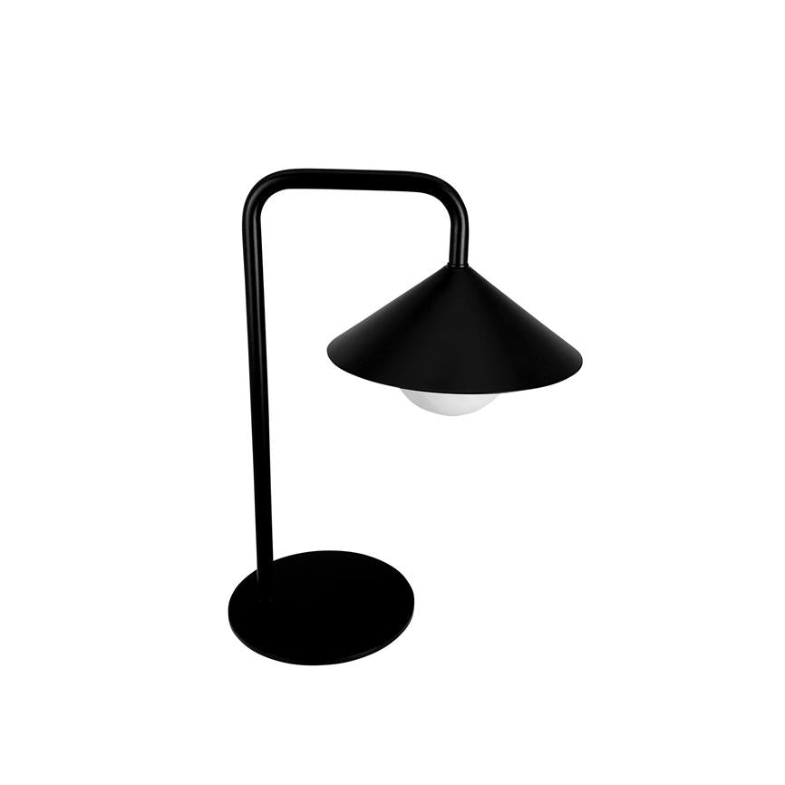 Sort bordlampe står med bøjlet skaft, konisk skærm hænger ned og dækker en hvid pære, placeret på en rund fod mod hvidt baggrund.