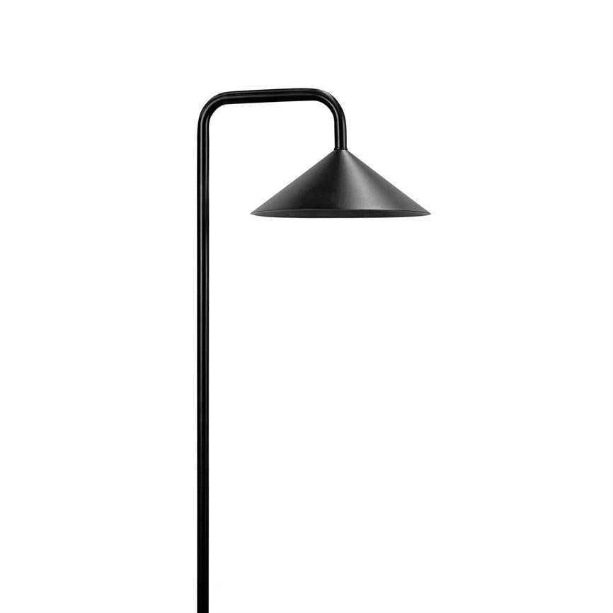 Sort gulvlampe med slank, buet stang og konisk skærm; skærmen peger nedad og står isoleret mod en ensartet hvid baggrund.
