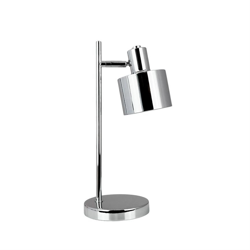 Krom bordlampe står på en rund base, vipper sin cylindriske skærm nedad, monteret på en slank lodret stang med poleret finish mod en hvid baggrund.