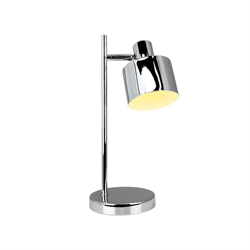 Krom bordlampe med cylindrisk skærm lyser nedad; skærmen hænger på en lodret stang over en rund fod, mod en ensfarvet hvid baggrund.
