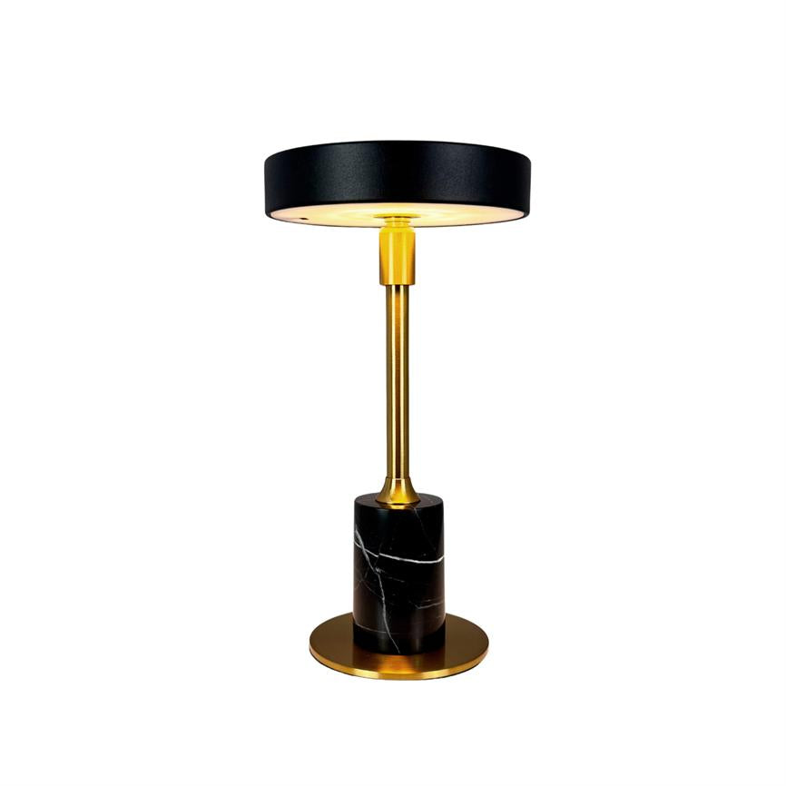 Bordlampe med sort, flad skærm, gylden midterstang og sort marmorfod med hvide årer; lyser varmt nedad og står på ensfarvet hvid baggrund.