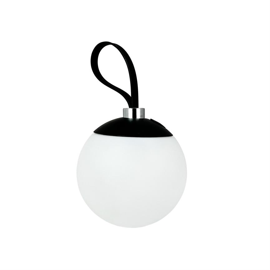 Kugleformet bærbar lampe hænger i en sort strop; hvid opalglas kugle med sort top og metalring, placeret isoleret mod en ensartet hvid baggrund.