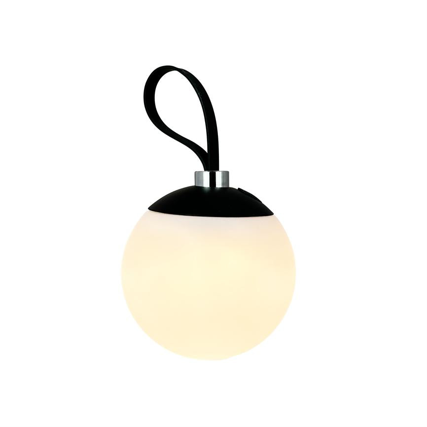 En kugleformet lampe lyser blødt, hængende fra en sort top med en løkket læderstrop; mat hvid kugle mod neutral hvid baggrund.