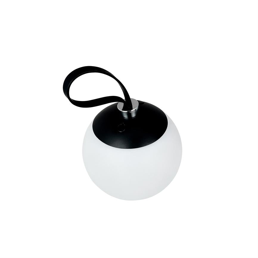 En rund, hvid bærbar lampe med sort top og sort læderstrop hænger i en løkke; enkel, minimalistisk belysning vist mod en ren, hvid baggrund.