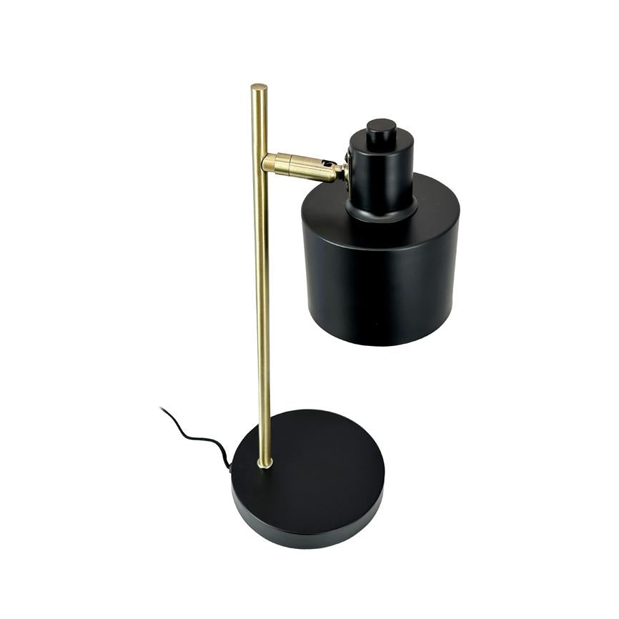 Sort bordlampe står på rund sort fod, med en lodret messingstang, justerbar sort cylindrisk skærm monteret på kort arm og synlig sort ledning; hvid baggrund.