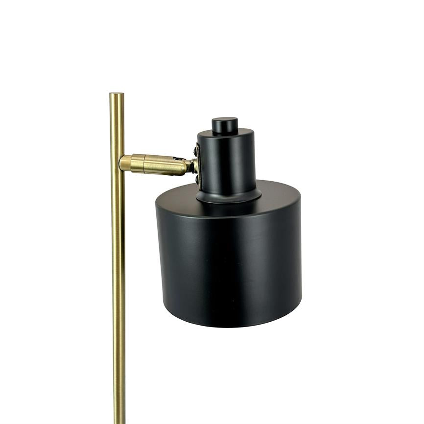Sort metal lampe med cylindrisk skærm monteret på en lodret messingstang; skærmen er fastgjort i et drejeled, der tillader vinkeljustering, mod en ensartet hvid baggrund.