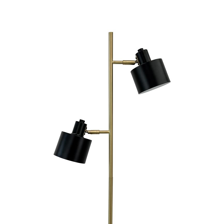Gulvlampe med to justerbare sorte skærme monteret på en lodret messingstang; skærmene peger i forskellige retninger mod en ensartet hvid baggrund.